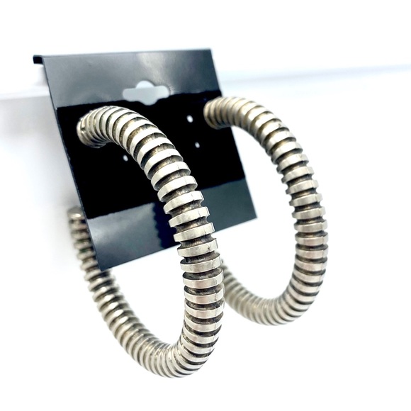 🤘🏼🖤 Hoop Ear Rings - Picture 3 of 8